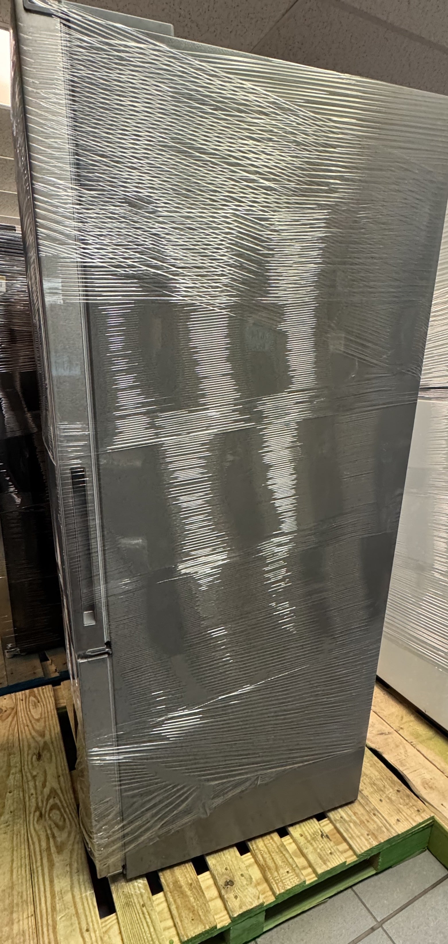 APPLIANCES REFRIGERATORS - LOT-1103-37-7