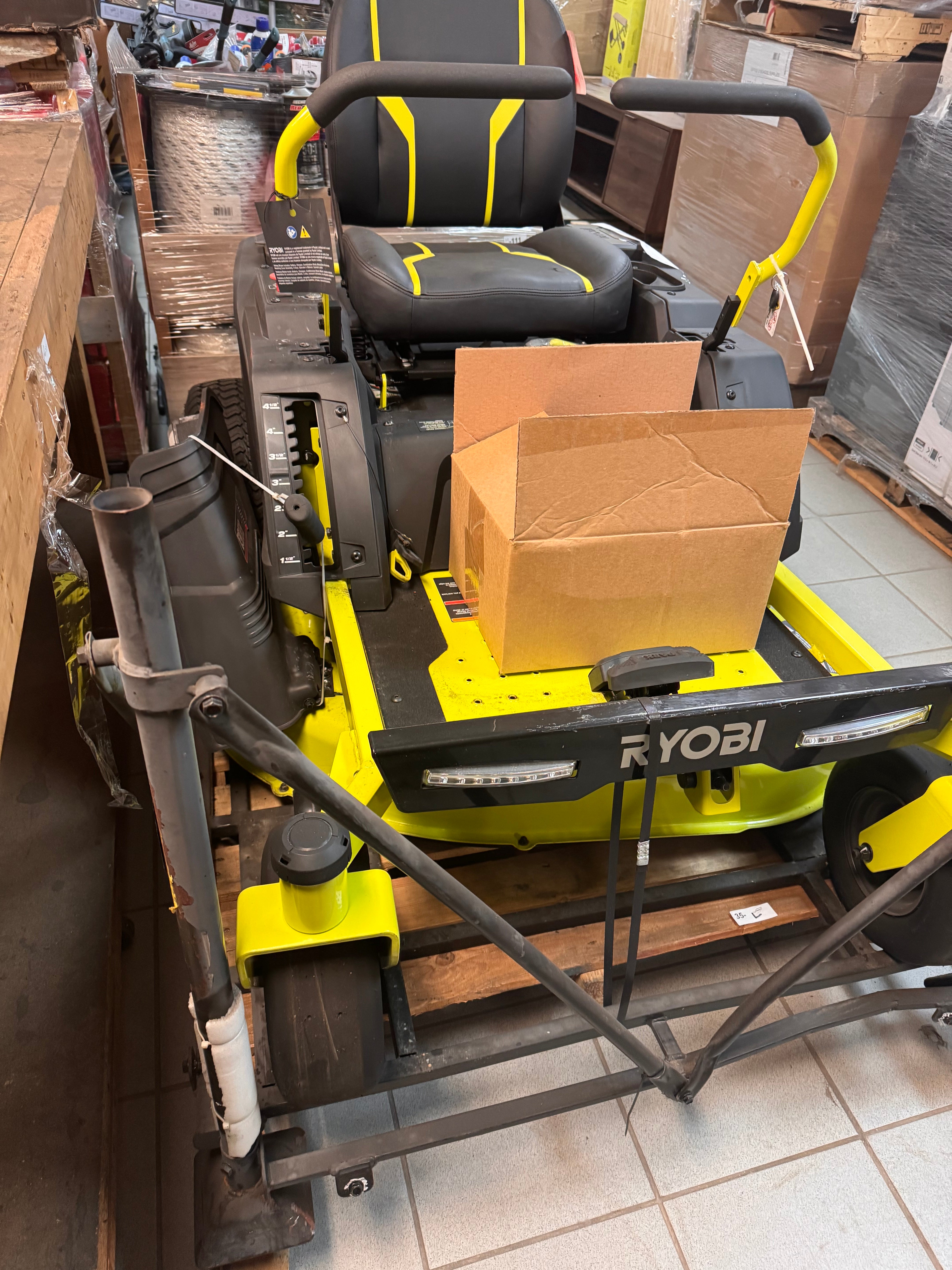 RIDING LAWN MOWER RYOBI - LOT-472-49-1