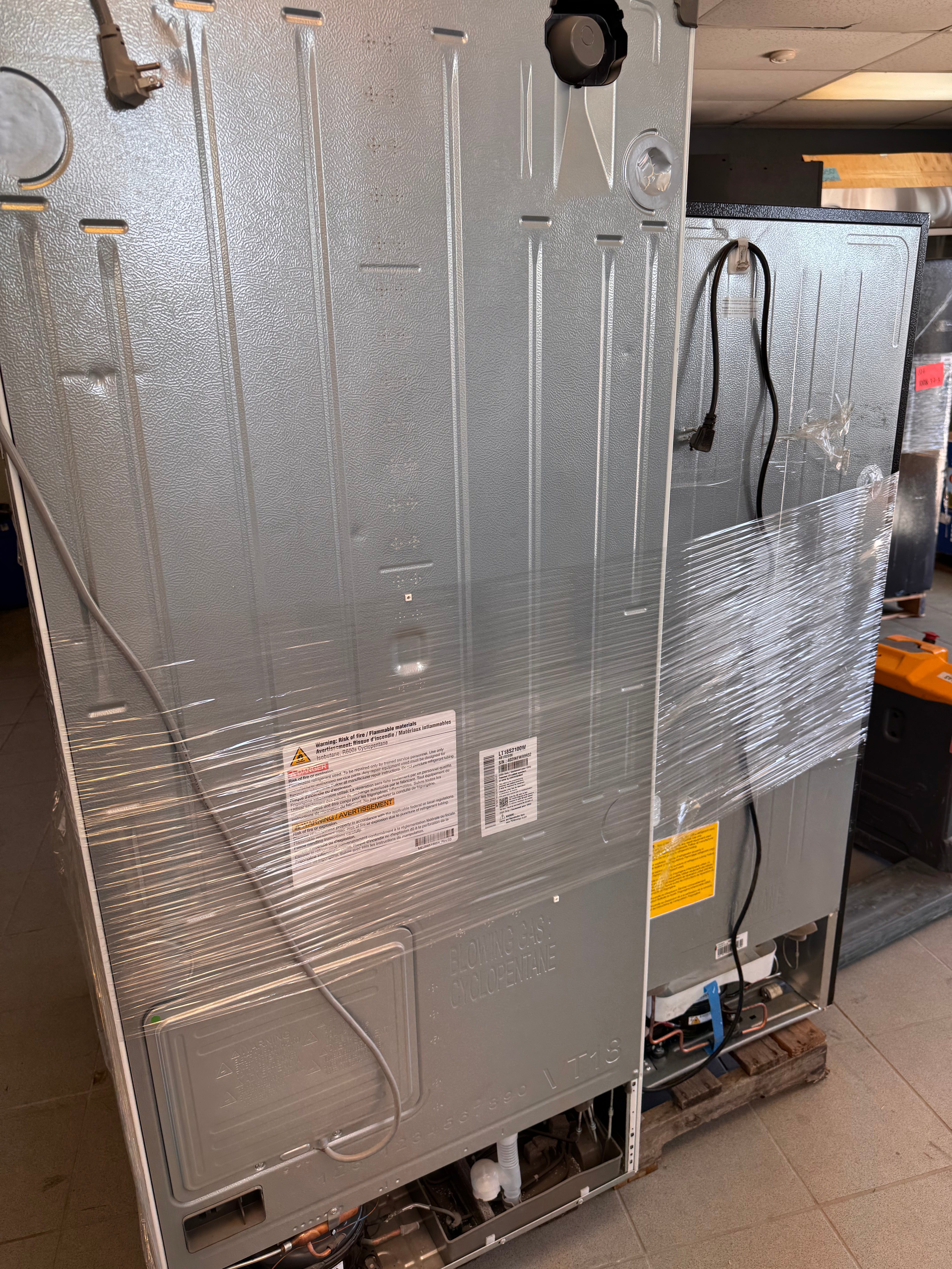 APPLIANCES REFRIGERATORS - LOT-967-37-4