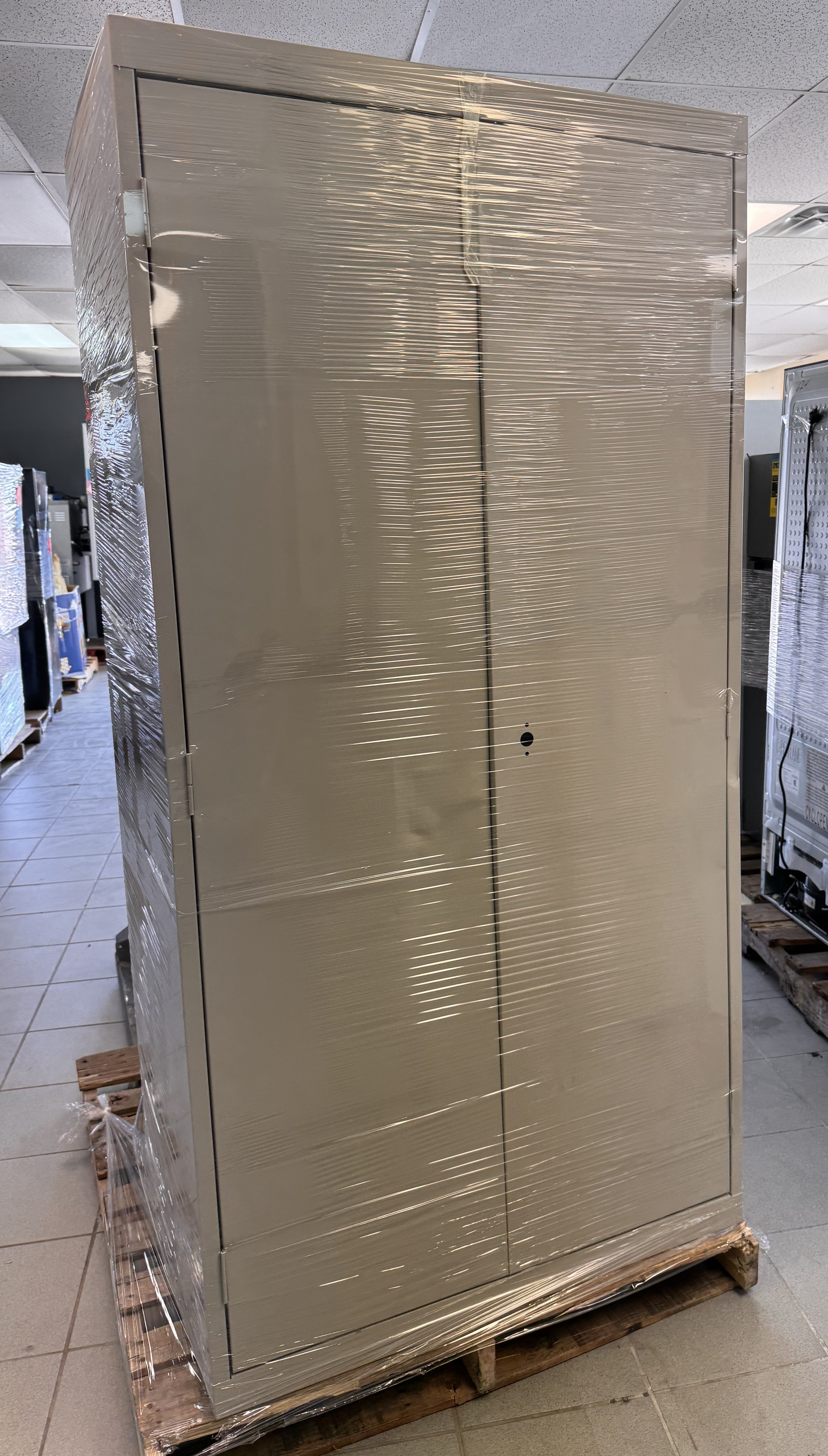 STORAGE CABINET - LOT-724-37-2
