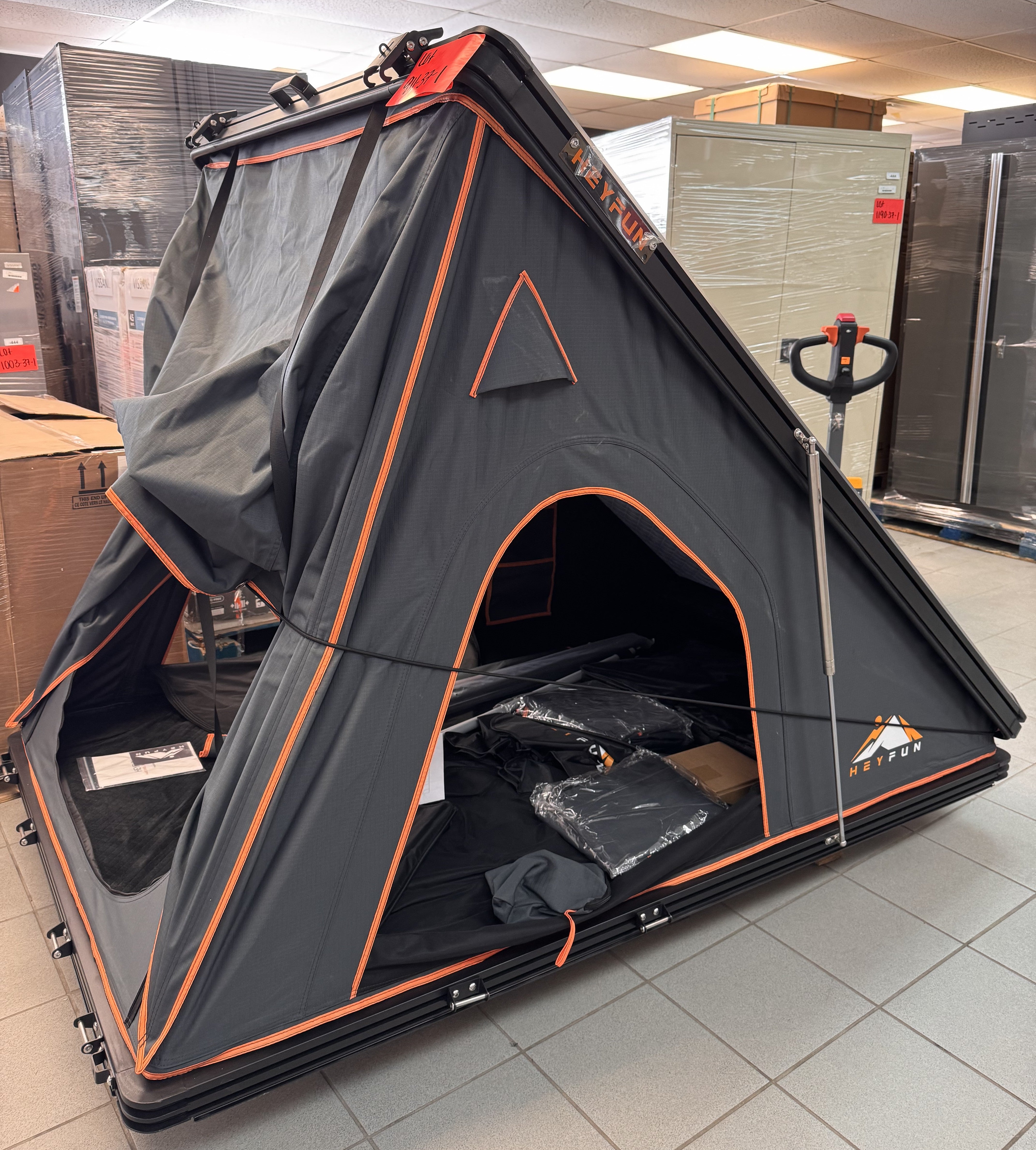 AUTOMOTIVE HEYFUN HARD SHELL ROOFTOP TENT - LOT-911-37-1